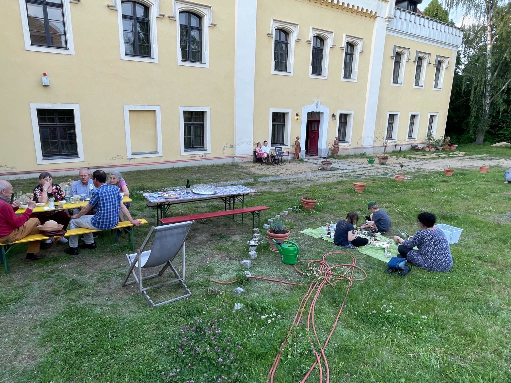 Objects and figurines for associative work